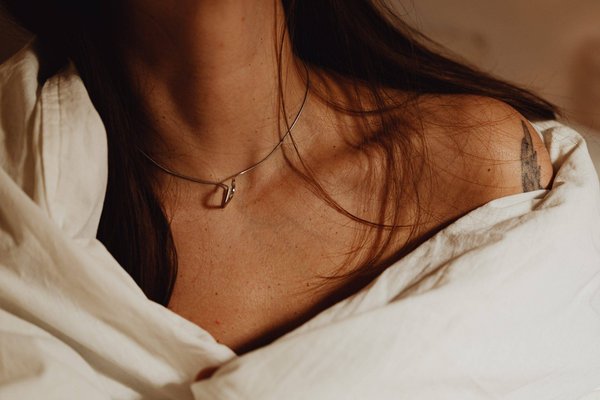 Les colliers avec un anneau entrelacé pour un look original